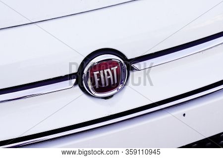 Bordeaux , Aquitaine / France - 12 04 2019 : Fiat Car Logo Detail Front Sign White Automobile