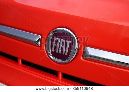 Bordeaux , Aquitaine / France - 11 18 2019 : Fiat 500 Logo Car Red Vintage Automobiles Sign