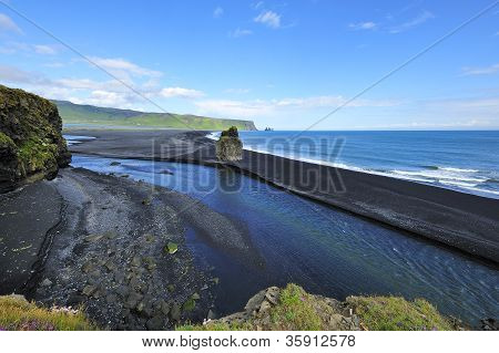 Černý sopečný písek pláž u Dyrholaey, Island