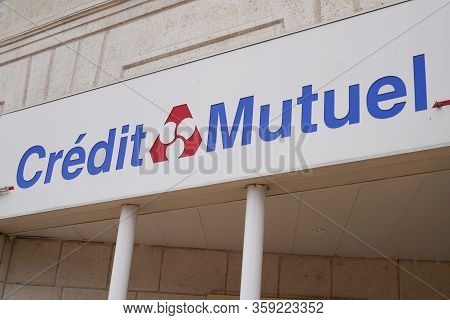 Bordeaux , Aquitaine / France - 03 11 2020 : Credit Mutuel French Bank Logo Office Front Brand Signa