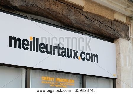 Bordeaux , Aquitaine / France - 01 15 2020 : Meilleurtaux.com Sign Shop Logo Meilleur Taux .com Stor