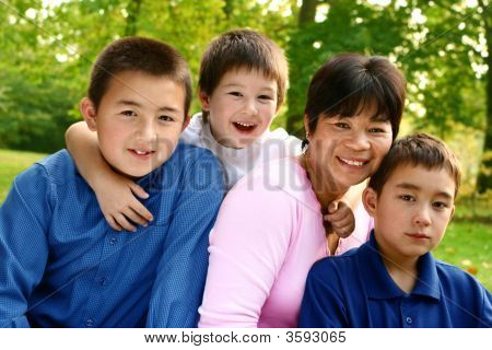 가 공원 즐기는 그녀의 세 아이 들과 092 태국 엄마