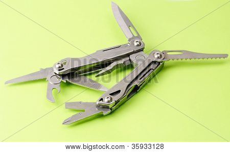 Multitool isolerede Ower grøn baggrund