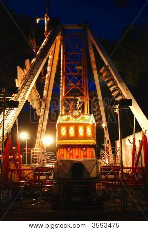 Carrossel no Parque de noite