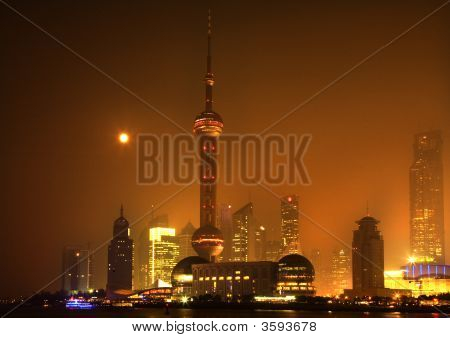 Shanghai Pudong Skyline in der Nacht Fernsehturm mit Mond orange Haze