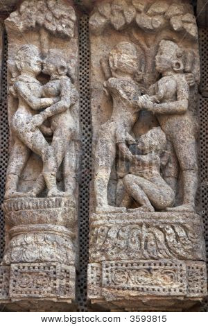 erotische Schnitzereien bei Konark Tempel