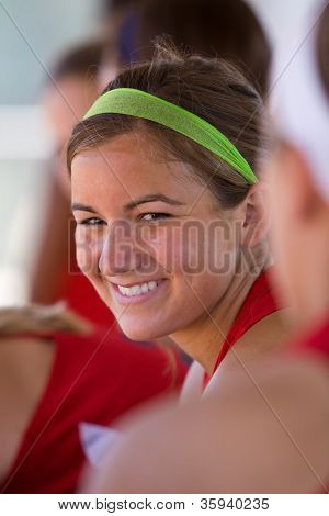 Ženy Softball hráč úsměvy z vnitřku krytu