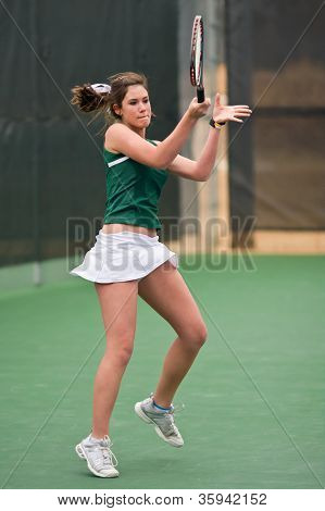 Tennisspielerin folgt durch auf Vorhand