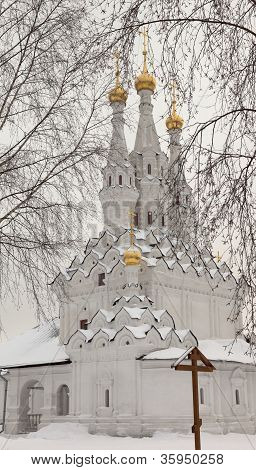 Skulptur nahe dem Eingang zu Johannes dem Täufer-Kloster in Wjasma. Smolensk Region. Russland.