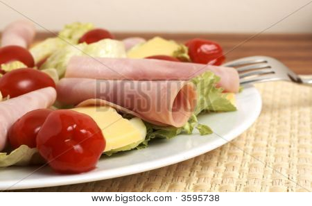 ยำเนื้อเย็น สีเขียว และพริกสด