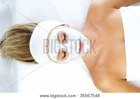 Donna avendo un trattamento Spa di bellezza