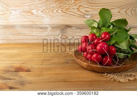 Radis Bunch, Fresh Radish Root Bundle, Pile Of Red Radishes