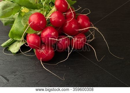 Radis Bunch, Fresh Radish Root Bundle, Pile Of Red Radishes
