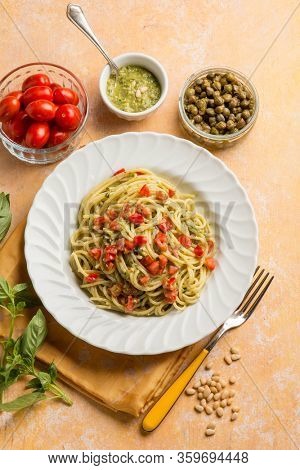 spaghetti with pesto sauce tomatoes fres and capers
