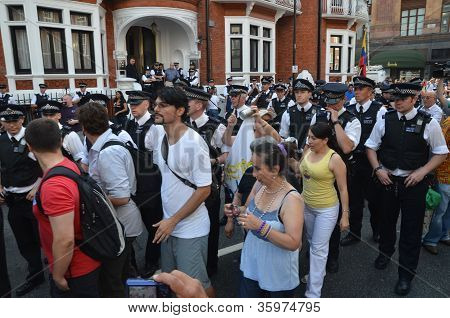 ตำรวจและผู้ประท้วงนอกแบบ Julian Assange ชุมนุมนอกสถานเอกอัครราชทูต Ecuadorian ในลอนดอน 19
