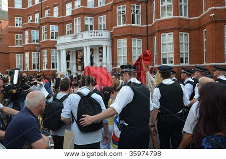 ตำรวจและผู้ประท้วงนอกแบบ Julian Assange ชุมนุมนอกสถานเอกอัครราชทูต Ecuadorian ในลอนดอน 19