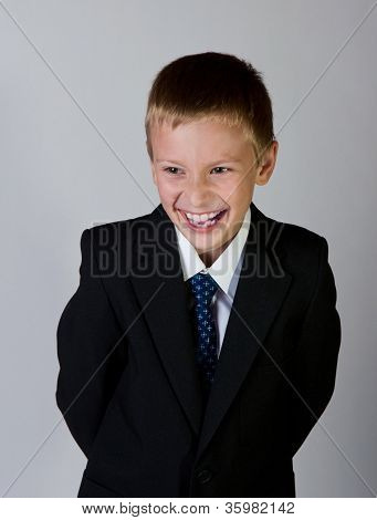 Śmiejąc się chłopiec