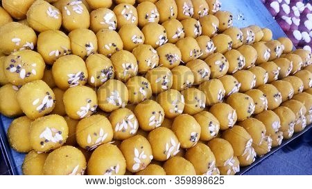 Besan Laddoo Or Besan Laddu - Roasted Gram Flour Mixed With Desi Ghee And Sugar To Make Tasty And Ro