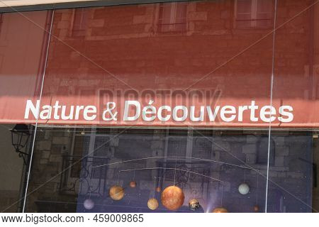 Bordeaux , Aquitaine  France - 07 25 2022 : Nature Et Decouvertes Logo Brand And Text Entrance Facad