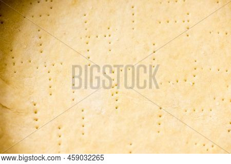 Details On A Pre-baked Pastry Before It Get Filled With Onion Sauce To Cook A Cake.