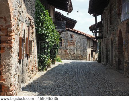 Ricetto Medieval Village In Candelo