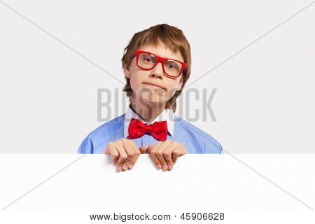 Bild von verwirrt Boy holding weiße Quadrat. Platz für Werbung
