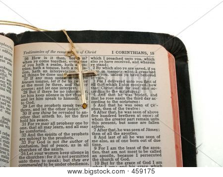 Croce d'oro sulla Bibbia