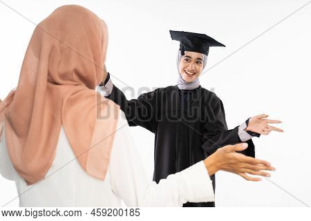 Graduate Female Student When To Meet Her Friend