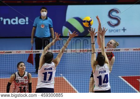 Istanbul, Turkey - March 12, 2022: Begum Hepkaptan And Pelin Eroktay In Action During Turk Hava Yoll