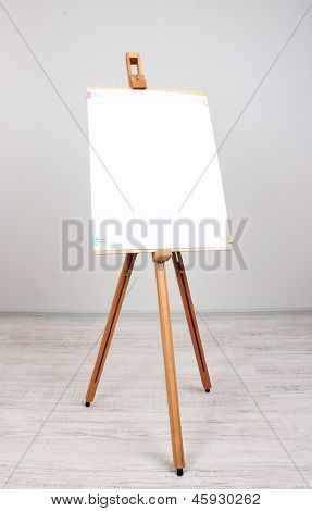 Dřevěný stojan s čistým papírem v místnosti