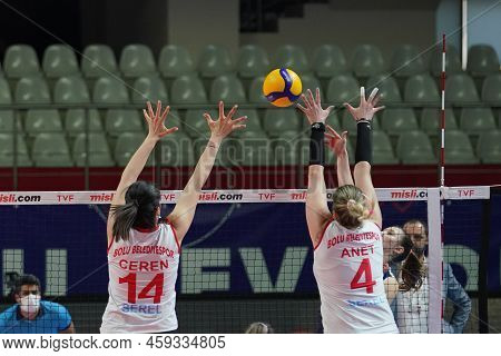 Istanbul, Turkey - March 27, 2022: Ceren Caglar Baysal And Aneta Havlickova In Action During Yesilyu