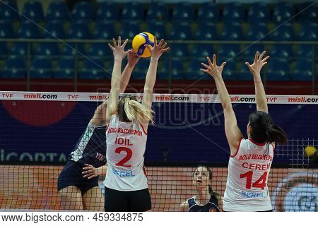 Istanbul, Turkey - March 27, 2022: Idil Naz Kanbur And Ceren Caglar Baysal In Action During Yesilyur