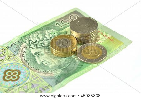 polnische Münzen auf 100 Pln-banknote