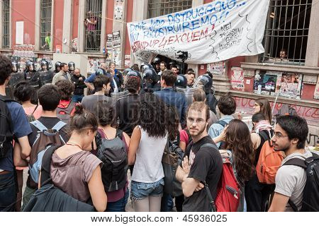 Alunos juntos para protestar em Milão