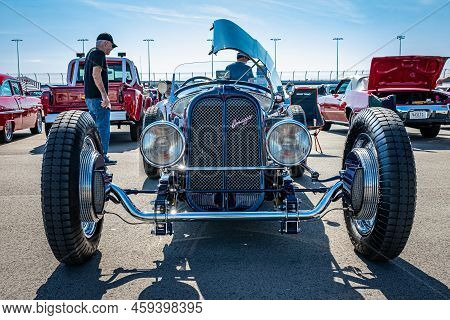 Lebanon, Tn - May 13, 2022: Low Perspective Front View Of A Customized 1934 Miller V16 Racecar At A 