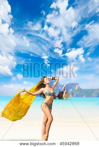 Jovem reaxing-se na praia no resort exótico