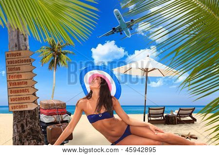 Jovem reaxing-se na praia no resort exótico conceito de viagem