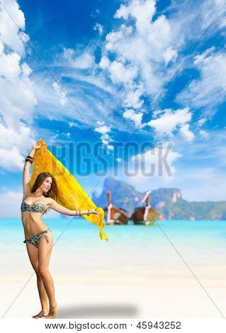 Jovem reaxing-se na praia no resort exótico