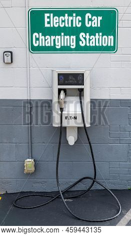 Pittsburgh, Pennsylvania, Usa August 7. 2022 An Electric Car Charging Station On Baum Boulevard In T