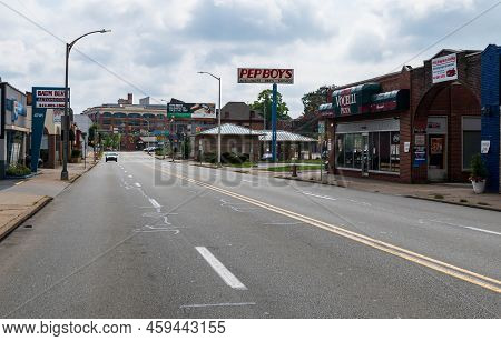 Pittsburgh, Pennsylvania, Usa August 7. 2022 Buildings Along Baum Boulevard In The Shadyside Neighbo
