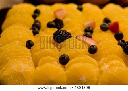 Orange Segmente und geschnittenen Beeren