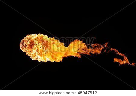 Огненный шар, изолированные на черном фоне