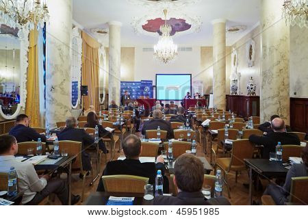 Moskva - Listopad 15: Konferenční sál s účastníci konference Asset Management 2012 v hotelu Hilto činnost