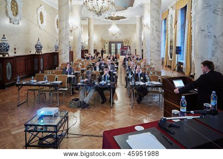 Moskva - Listopad 15: Účastníci činnost z konference Asset Management 2012 poslouchat reproduktoru v hotelu Hilton L
