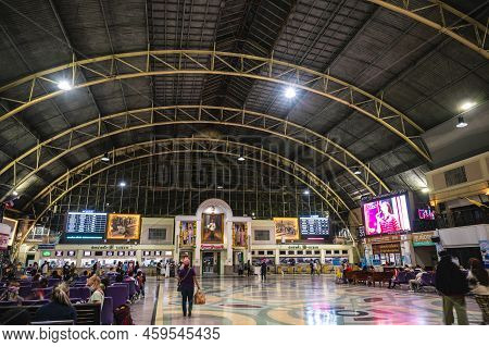 Bangkok.thailand-17.12.2021:unacquainted People In Hua Lamphong Station Bangkok Thailand.hua Lamphon