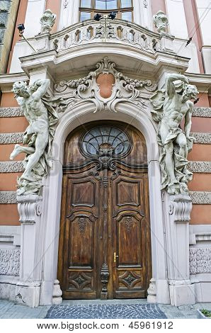 Główne wejście do domu naukowców we Lwowie