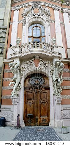 Główne wejście do domu naukowców we Lwowie