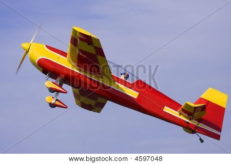 En Rc Model Airplane lukke op foto trækker sig ud af et dyk