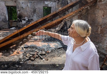 Kharkiv Reg, Ukraine - Jul. 30, 2022: An Employee Of Skovoroda Museum Tells How The House Of The Ukr
