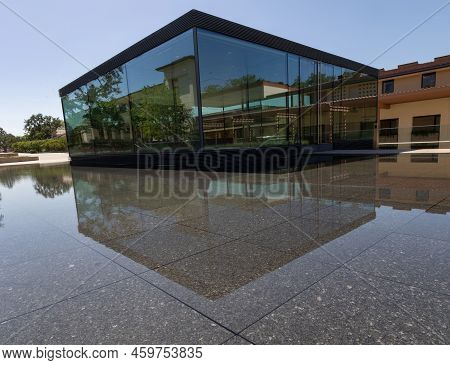 Claremont, Ca - August 13 2022: Academic Building At Claremont Mckenna College Reflected In A Pool O